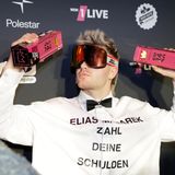 Der Sänger Ski Aggu reckt bei der 1LiveKrone zwei Trophäen in die Luft