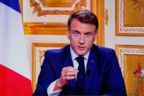 Frankreichs Präsident Emmanuel Macron gestikuliert während seiner Fernsehansprache