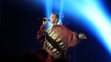 Nina Chuba singt in ein Mikrofon
