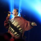 Nina Chuba singt in ein Mikrofon