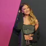 Sängerin Leony posiert vor einer Fotowand