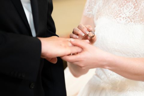 Scheidungsschwindel in Österreich: Eine Frau heiratete dutzende Mal und erhielt dafür Geld von der Versicherung