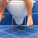 Altersgerechtes WC: Hohe Geschäfte  Wenn im Alter die Beinkraft nachlässt, ist es gut, wenn die Toilette einem beim Hinsetzen entgegenkommt. Während das Standard-WC eine Sitzhöhe von 40 Zentimetern hat, sind es bei der altersgerechten Variante mindestens 48 Zentimeter. Klingt wenig, macht aber für den Kraftaufwand beim Aufstehen viel aus. Bei einem Hänge-WC fällt die Höhe nicht so sehr ins Auge, altersgerechte Stand-WC hingegen wirken deutlich massiver. Zusätzlicher Vorteil der Wandmontage: Die Höhe kann individuell auf den Benutzer angepasst werden.