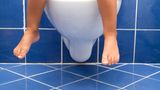 Altersgerechtes WC: Hohe Geschäfte  Wenn im Alter die Beinkraft nachlässt, ist es gut, wenn die Toilette einem beim Hinsetzen entgegenkommt. Während das Standard-WC eine Sitzhöhe von 40 Zentimetern hat, sind es bei der altersgerechten Variante mindestens 48 Zentimeter. Klingt wenig, macht aber für den Kraftaufwand beim Aufstehen viel aus. Bei einem Hänge-WC fällt die Höhe nicht so sehr ins Auge, altersgerechte Stand-WC hingegen wirken deutlich massiver. Zusätzlicher Vorteil der Wandmontage: Die Höhe kann individuell auf den Benutzer angepasst werden.