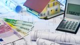 Geld für den Umbau  Es gibt drei Arten von Förderungen für altersgerechten Umbau.   1. Die Förderung über die Pflegekasse.   2. die Förderung über einen KfW-Kredit.   3.Die Förderung durch eine Steuerrückerstattung.   Die Pflegekasse zahlt  bis zu 4000 Euro für barrierefreie Veränderungen, wenn eine Pflegestufe vorliegt. Die KfW-Förderkredite 159 und 455B haben einen Rahmen von bis zu 50.000 Euro, einen zinsfreien Anlauf und werden unabhängig vom Alter gewährt. Allerdings müssen die Baumaßnahmen den KfW-Richtlinien entsprechen, die auf den DIN-Normen 18040-1 oder -2 beruhen. Vom Finanzamt kann sich zudem jeder maximal 1200 Euro für haushaltsnahe Aufwendungen zurückholen. Es ist ein erheblicher Unterschied, ob man altersgerecht, barrierefrei oder behindertengerecht umbaut. Die beiden letztgenannten unterliegen strengen Richtlinien. Für einen behindertengerechten Umbau werden zum Beispiel die Maße für Türen, Freiflächen und Abstände etwa vom WC zur Wand vorgeschrieben. Immer mehr Handwerksbetriebe spezialisieren sich auf solche Umbauten und wickeln von der Planung, dem Beantragen von Förderungen und dem Umbau alles ab. Am besten bei der örtlichen Handwerksinnung nachfragen. Einen Überblick bieten Fördermittelchecks. 