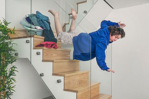 Treppe und Teppich sind potenzielle Killer  Die eigenen vier Wände sind gefährlicher als der Straßenverkehr. Laut einer Statistik des Gesamtverbandes der Deutschen Versicherungswirtschaft (GDV) kamen im Jahr 2021 etwa 13.500 Menschen bei Haushaltsunfällen ums Leben. Zum Vergleich: Auf deutschen Straßen gab es im selben Jahr 2700 Todesopfer.  Für Senioren stellen Treppen eine der größten Gefahrenquellen dar. Wer vorausschauend handelt, kann sie altersgerecht und sicherer gestalten:Zweiter Handlauf: Ein zusätzlicher Handlauf bietet mehr Halt und Stabilität. Gleichzeitig sollte geprüft werden, ob die Treppe später für einen Treppenlift geeignet ist.Lichtleisten: In den Treppenabsätzen installiert, sehen sie nicht nur modern aus, sondern markieren die Stufen deutlich. Gekoppelt mit Bewegungssensoren erhöhen sie auch nachts die Sicherheit – ideal, wenn man im Dunkeln Richtung Küche oder Bad unterwegs ist.Anti-Rutsch-Beläge: Diese minimieren das Risiko, auf glatten Stufen auszurutschen und schwer zu stürzen.  Mit diesen Maßnahmen lässt sich das Sturzrisiko auf Treppen erheblich reduzieren.