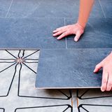 Sensfloor: Wenn der Fußboden Stürze erkennt und Hilfe holt  Stürze im Haushalt können für ältere Personen schnell lebensbedrohlich werden. Alleinstehende liegen mitunter Stunden oder Tage bis sie jemand findet. Es gibt einige Systeme, die Stürze erkennen können: Von Smartphones, speziellen Armbändern und Halsketten, Stereokameras bis zu Radar-Fallsensoren. Am verlässlichsten sind jedoch Fußbodenbeläge mit Fallsensoren. Sensfloor von FutureShape ist so ein ausrollbarer Sensorfußboden. Er wird unter dem Teppich oder dem Laminat verlegt und kann so ganze Zimmer abdecken. Der Boden lässt sich in viele Smarthome-Systeme einbinden, er erkennt Stürze und benachrichtigt je nach Programmierung betreuende Personen. Preis rund 350 Euro pro Quadratmeter, die genaue Kalkulation gibt es auf Anfrage. 