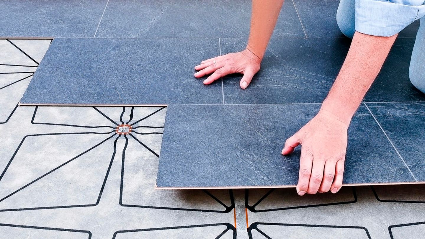 Küche, Flur, Bad: Sensfloor: Wenn der Fußboden Stürze erkennt und Hilfe holt Stürze im Haushalt können für ältere Personen schnell lebensbedrohlich werden. Alleinstehende liegen mitunter Stunden oder Tage bis sie jemand findet. Es gibt einige Systeme, die Stürze erkennen können: Von Smartphones, speziellen Armbändern und Halsketten, Stereokameras bis zu Radar-Fallsensoren. Am verlässlichsten sind jedoch Fußbodenbeläge mit Fallsensoren. Sensfloor von FutureShape ist so ein ausrollbarer Sensorfußboden. Er wird unter dem Teppich oder dem Laminat verlegt und kann so ganze Zimmer abdecken. Der Boden lässt sich in viele Smarthome-Systeme einbinden, er erkennt Stürze und benachrichtigt je nach Programmierung betreuende Personen. Preis rund 350 Euro pro Quadratmeter, die genaue Kalkulation gibt es auf Anfrage. Sensfloor: Wenn der Fußboden Stürze erkennt und Hilfe holt Stürze im Haushalt können für ältere Personen schnell lebensbedrohlich werden. Alleinstehende liegen mitunter Stunden oder Tage bis sie jemand findet. Es gibt einige Systeme, die Stürze erkennen können: Von Smartphones, speziellen Armbändern und Halsketten, Stereokameras bis zu Radar-Fallsensoren. Am verlässlichsten sind jedoch Fußbodenbeläge mit Fallsensoren. Sensfloor von FutureShape ist so ein ausrollbarer Sensorfußboden. Er wird unter dem Teppich oder dem Laminat verlegt und kann so ganze Zimmer abdecken. Der Boden lässt sich in viele Smarthome-Systeme einbinden, er erkennt Stürze und benachrichtigt je nach Programmierung betreuende Personen. Preis rund 350 Euro pro Quadratmeter, die genaue Kalkulation gibt es auf Anfrage.