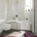 Badewanne mit Tür  Wer partout nicht auf die Badewanne verzichten möchte, hat zwei Möglichkeiten. Eine niedrige Badewanne mit einer maximalen Einstiegshöhe von 50 cm oder eine Badewanne mit Einstiegstür wie hier bei der HSK Dobla. Beide sind nach DIN-Norm 18040-2 über die Pflegkasse oder einen KfW-Kredit förderfähig. 