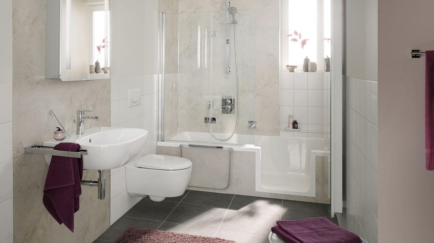 Küche, Flur, Bad: Badewanne mit Tür Wer partout nicht auf die Badewanne verzichten möchte, hat zwei Möglichkeiten. Eine niedrige Badewanne mit einer maximalen Einstiegshöhe von 50 cm oder eine Badewanne mit Einstiegstür wie hier bei der HSK Dobla. Beide sind nach DIN-Norm 18040-2 über die Pflegkasse oder einen KfW-Kredit förderfähig. Badewanne mit Tür Wer partout nicht auf die Badewanne verzichten möchte, hat zwei Möglichkeiten. Eine niedrige Badewanne mit einer maximalen Einstiegshöhe von 50 cm oder eine Badewanne mit Einstiegstür wie hier bei der HSK Dobla. Beide sind nach DIN-Norm 18040-2 über die Pflegkasse oder einen KfW-Kredit förderfähig.