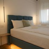 Bett mit automatischem Licht   Auch als junger Mensch, muss man nachts mal hoch und schlurft im Halbschlaf Richtung Bad oder Küche. Falls man im Dunkeln über etwas stolpert, retten einen meist die Gelenkigkeit und Reflexe vor schmerzhaften Stürzen. Im höheren Alter nicht mehr. Dimmbare Lichtleisten mit Bewegungssensoren unter dem Bett und auf dem Weg zum Bad können Leben retten. Lichtleisten mit Bewegungssensoren gibt es in zahlreichen Varianten von verschiedenen Anbietern.  Von Akkuvarianten, aufklebbaren LED-Lichtleisten mit Fernsteuerung für Farben und Lichttemperatur. 