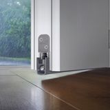 Über die Schwelle tragen war gestern  Wer sich ohnehin gerade mit dem Gedanken trägt, seine Haustür oder Terrassentür gegen ein einbruchsicheres Modell auszutauschen, sollte sich eine altersgerechte Variante ohne Schwellen anschauen. Einer der Anbieter solcher Systeme ist zum Beispiel "Planet" der Schweizer Firma Assa Abloy. Die abdichtende Schwelle entfällt, weil die in der Tür selbst integriert ist und sich absenkt, sobald die Tür geschlossen wird. 