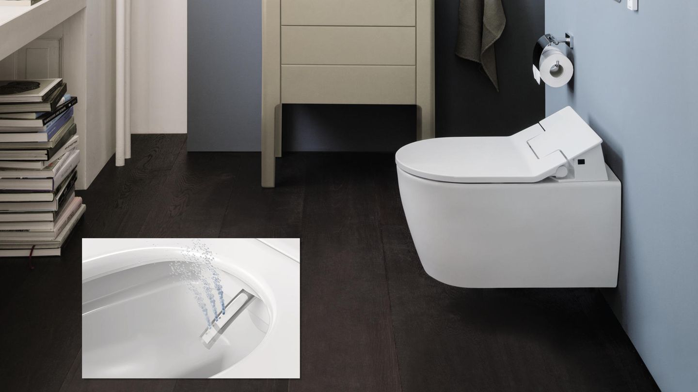 Jetzt wird’s japanisch: Das Wasch-WC mit Licht und Föhn  Japaner haben ein Faible für High-Tech-Toiletten – und langsam schwappt dieser Trend auch nach Deutschland. Das japanische WC, auch Dusch-WC genannt, kombiniert Toilette und Bidet in einem Gerät. Selbstverständlich ist alles vollautomatisch und digital steuerbar.  Neben der Gesäßreinigung bieten viele Modelle eine Lady-Dusche für den weiblichen Intimbereich. Anschließend wird sanft geföhnt. Gerüche werden sofort abgesaugt und gefiltert, auf Wunsch sogar deodoriert. Peinliche Geräusche lassen sich durch Soundkulissen übertönen, und der Sitz ist bei vielen Modellen angenehm vorgewärmt. Spitzenmodelle reinigen sich sogar selbst, während sich der Deckel bei Annäherung automatisch öffnet.  Besonders für bewegungseingeschränkte Menschen ist die automatische Intimpflege eine große Erleichterung. Doch auch für alle anderen Altersgruppen bieten Dusch-WCs ein angenehmes Stück Luxus. Die Auswahl wächst stetig, und die Preise variieren. Modelle wie das Duravit SensoWash sind ab etwa 1.000 Euro erhältlich.