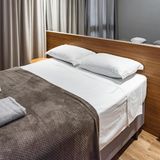 Im Alter sollte einem das Bett entgegenkommen  Schon in jüngeren Jahren kommt man mitunter nur schwer aus dem Bett, im Alter wird es nicht besser. Ein höheres Bett erleichtert das Aufstehen und zu Bett gehen enorm. Entweder das Bettgestell hat längere Beine oder die Matratze ist höher, wie zum Beispiel bei den Boxspringbetten. Für die dicken Matratzen und den Topper gibt es elektrische Liftsysteme zum Nachrüsten etwa vom Cosyworld. Einige Anbieter von Boxspringbetten bieten gleich Komplettsysteme mit verstellbaren Lattenrosten an.