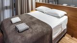 Im Alter sollte einem das Bett entgegenkommen  Schon in jüngeren Jahren kommt man mitunter nur schwer aus dem Bett, im Alter wird es nicht besser. Ein höheres Bett erleichtert das Aufstehen und zu Bett gehen enorm. Entweder das Bettgestell hat längere Beine oder die Matratze ist höher, wie zum Beispiel bei den Boxspringbetten. Für die dicken Matratzen und den Topper gibt es elektrische Liftsysteme zum Nachrüsten etwa vom Cosyworld. Einige Anbieter von Boxspringbetten bieten gleich Komplettsysteme mit verstellbaren Lattenrosten an.