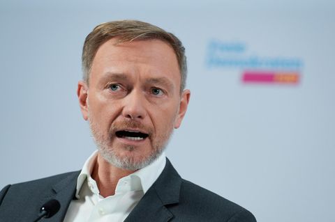 FDP-Chef Christian Lindner spricht vor einer weißen Wand mit Parteilogo