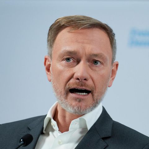 FDP-Chef Christian Lindner spricht vor einer weißen Wand mit Parteilogo
