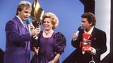 Hape Kerkeling 1991 mit dem Preis der Goldenen Europa, den Margot Hellwig ihm überreicht