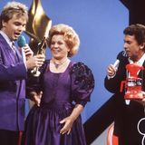 Hape Kerkeling 1991 mit dem Preis der Goldenen Europa, den Margot Hellwig ihm überreicht