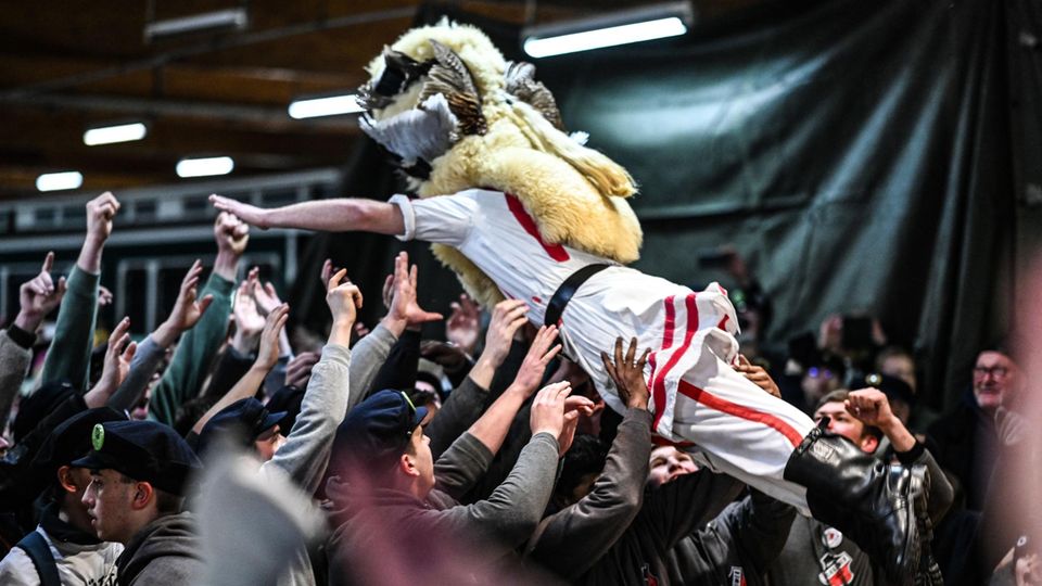 Umstrittenes Festival verläuft friedlich – Verein schafft Prügel ab