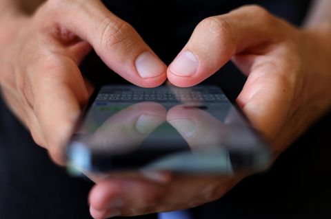 Zwei Hände halten ein Smartphone: Symbolbild zum Thema Phishing