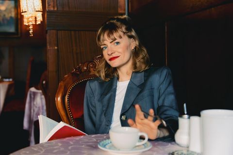 Unsere Autorin und Erotik-Buch-Expertin sitzt in einem Café