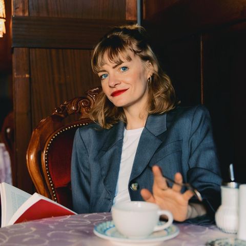 Unsere Autorin und Erotik-Buch-Expertin sitzt in einem Café