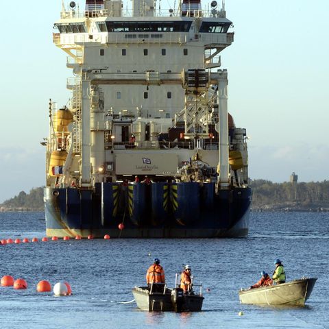 Ein Schiff verlegt ein Unterseekabel in der Ostsee