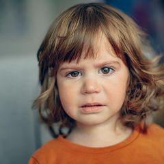 Familie: Ein Kind guckt unglücklich