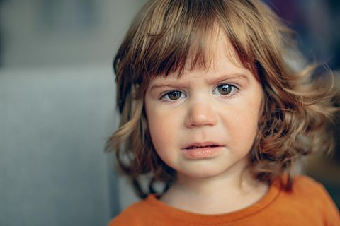 Familie: Ein Kind guckt unglücklich