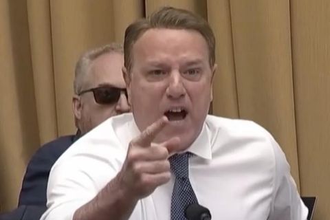 Bei einer Anhörung kam es zwischen Ronald Rowe und Pat Fallon zu einer hitzigen Diskussion. Grund dafür ist die Position des Secret Service-Direktors bei einer Gedenkveranstaltung.