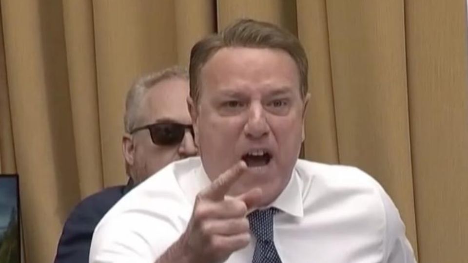 Bei einer Anhörung kam es zwischen Ronald Rowe und Pat Fallon zu einer hitzigen Diskussion. Grund dafür ist die Position des Secret Service-Direktors bei einer Gedenkveranstaltung.