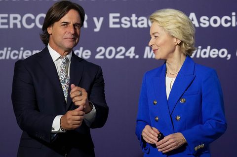 Uruguays Präsident Luis Lacalle Pou (l.) begrüßt Ursula von der Leyen, Präsidentin der EU-Kommission, zum Mercosur-Gipfel