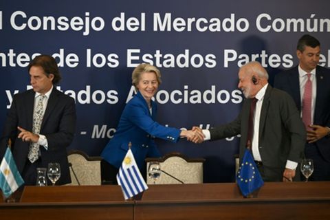 EU-Kommissionschefin von der Leyen (Mi.) in Montevideo