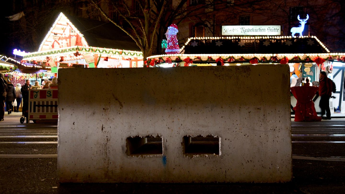 Poller aus Beton vor Weihnachtsmärkten