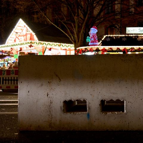 Poller aus Beton vor Weihnachtsmärkten