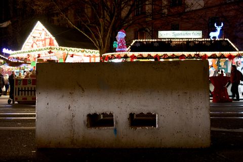 Poller aus Beton vor Weihnachtsmärkten