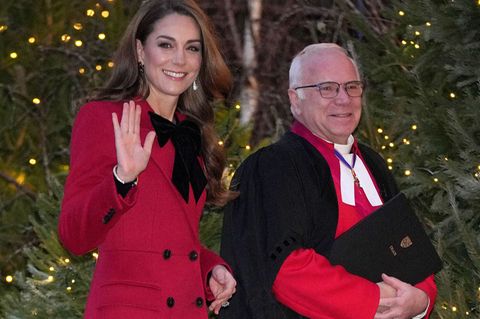 Prinzessin Kate erschien in einem roten Mantel mit schwarzer Schleife am Kragen zu dem Gottesdienst