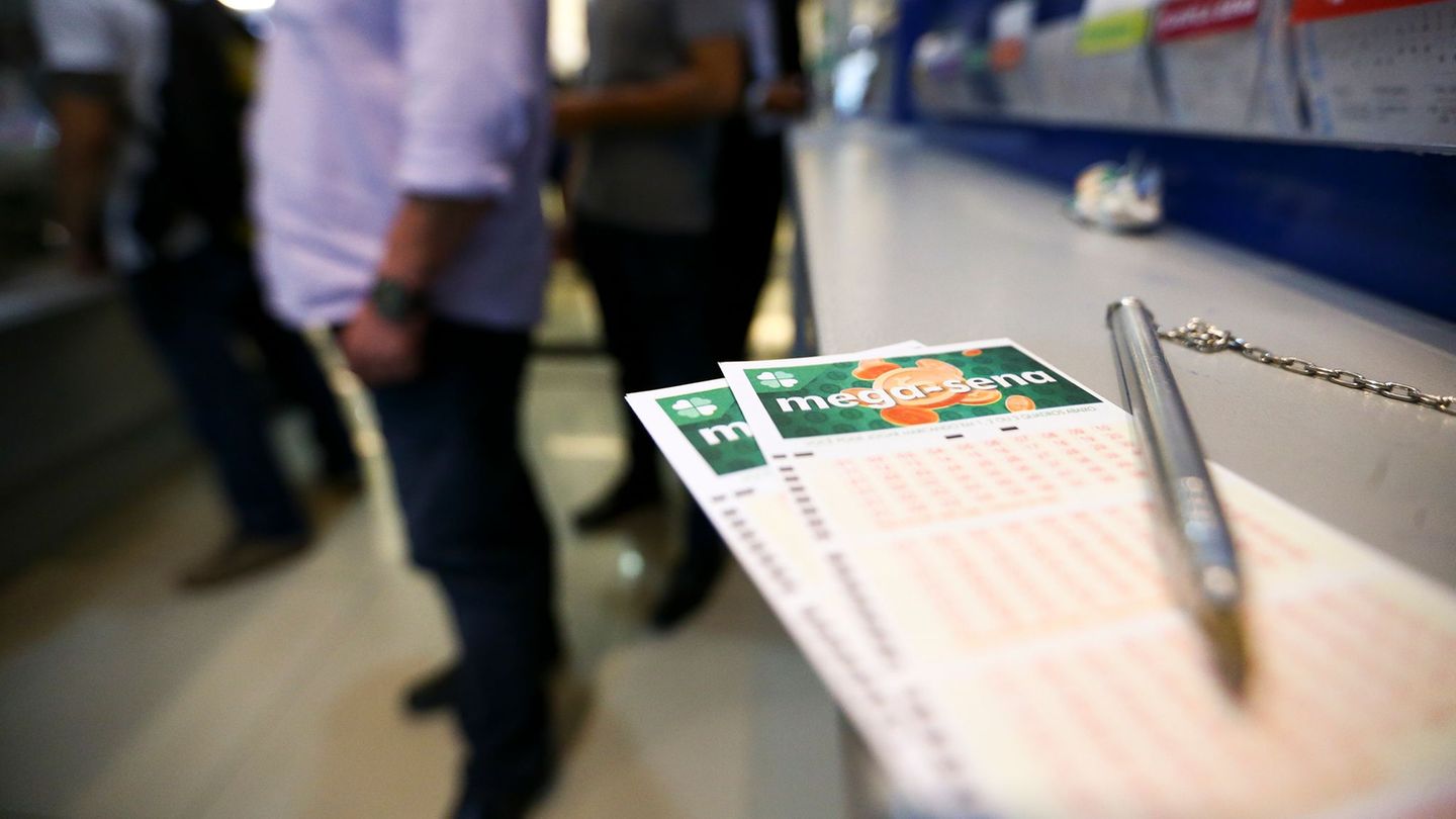 Kurz nach einem Lottogewinn in Millionenhöhe ist ein 73-jähriger Brasilianer überraschend gestorben. Foto: Marcelo Camargo/Agenc