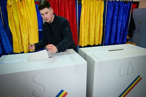 Wahllokal in Bukarest bei Parlamentswahl am 1. Dezember