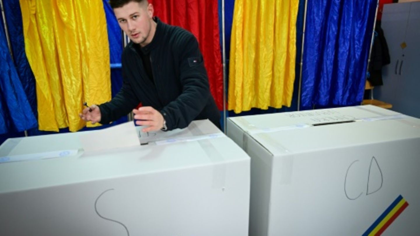 Wahllokal in Bukarest bei Parlamentswahl am 1. Dezember