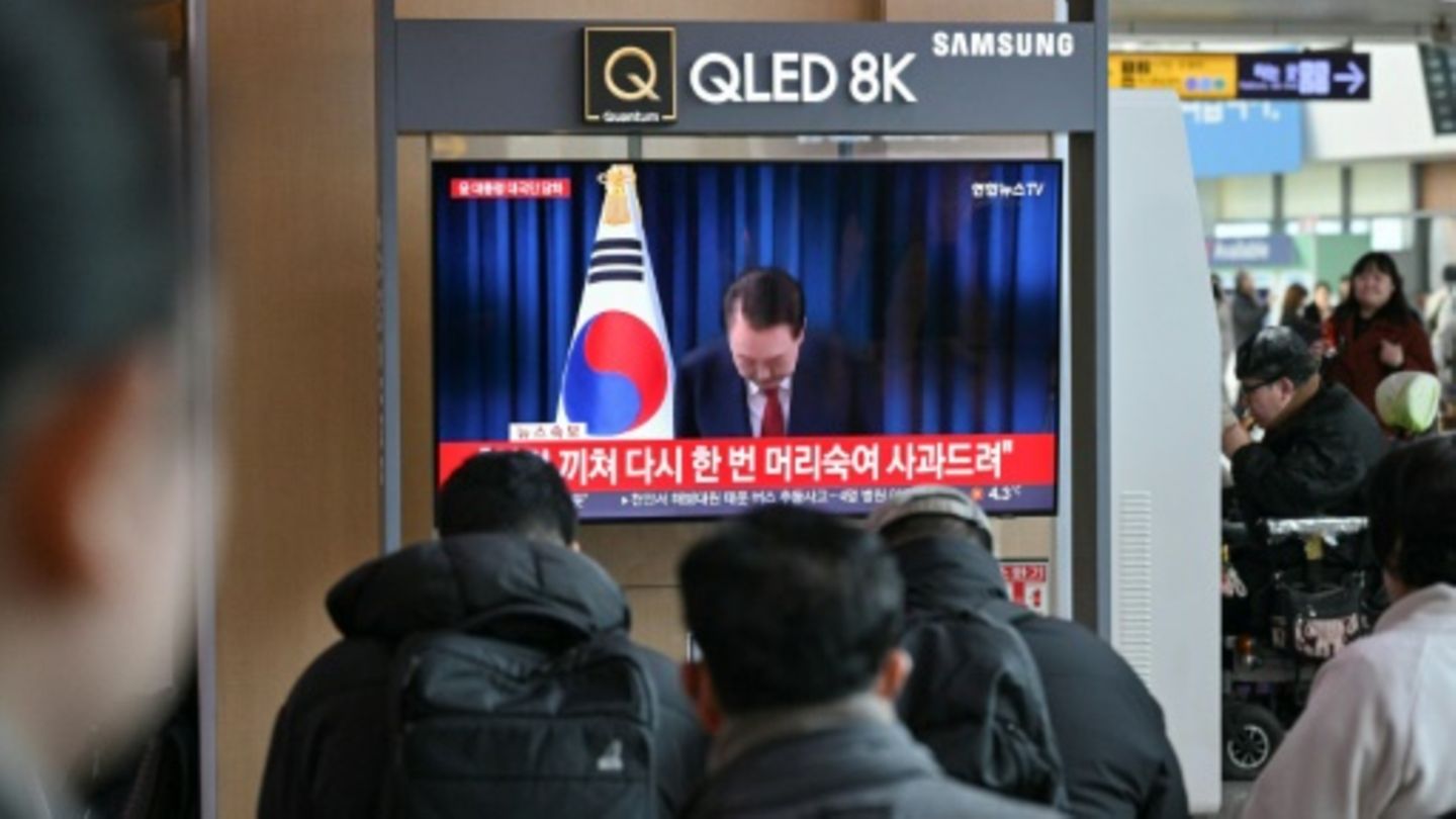 Passagiere sehen Yoons Ansprache in einem Bahnhof in Seoul