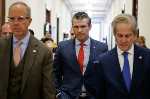 Pete Hegseth (Mitte) nach einem Gespräch im Kapitol