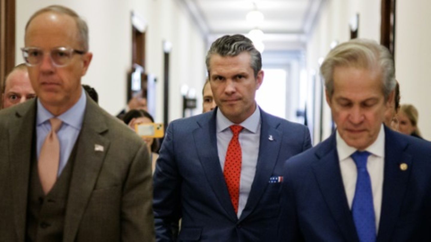 Pete Hegseth (Mitte) nach einem Gespräch im Kapitol