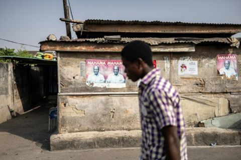 Mann läuft an Wahlplakaten in Ghanas Hauptstadt Accra vorbei