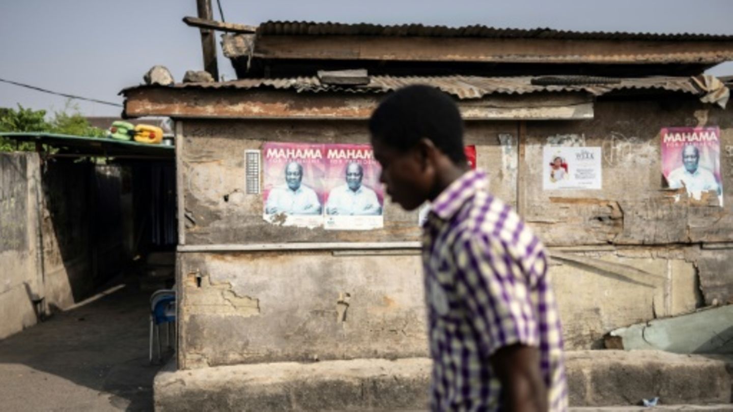 Mann läuft an Wahlplakaten in Ghanas Hauptstadt Accra vorbei