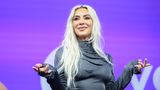 7. Dezember: Kim Kardashian hat sich den Fuß gebrochen  Pech zum Nikolaus: In ihrer Instagram-Story hat Kim Kardashian Bilder ihres Fußes in einem Klettverband gepostet. "FML", schrieb sie dazu – was man (deutlich freundlicher) mit "So ein Mist" übersetzen könnte. "Ich habe zu Weihnachten einen gebrochenen Fuß". Wie es dazu kam, verriet sie zwar nicht, die Song-Auswahl zum Post gibt aber einen Hinweis: Sie wählte Fergies Lied "Clumsy" – ungeschickt.   