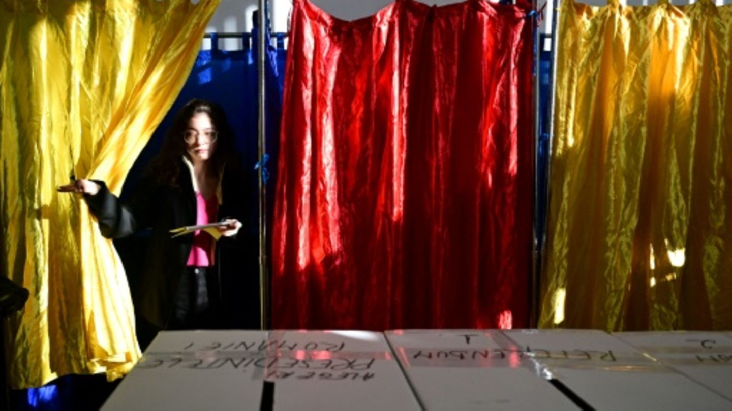 Wählerin bei Präsidentschaftswahl in Rumänien