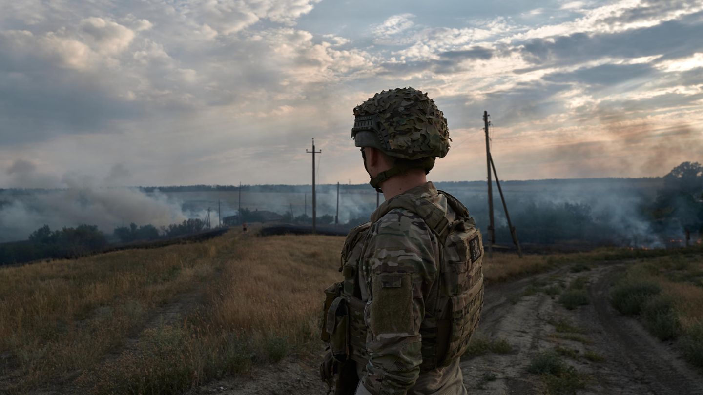 Seit 2022 kämpfen ukrainische Soldaten gegen Angreifer aus Russland. Doch es gibt in der Ukraine nicht genug Freiwillige, die sich zum Militärdienst melden