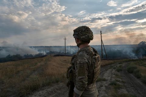 Seit 2022 kämpfen ukrainische Soldaten gegen Angreifer aus Russland. Doch es gibt in der Ukraine nicht genug Freiwillige, die sich zum Militärdienst melden